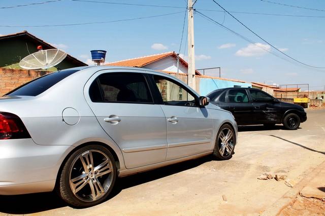 Ao fazer conversão para acessar garagem, carro atingido por outro veículo