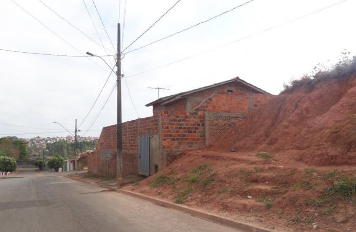 Moradores do Bairro Santa Luzia em Patos de Minas se revoltam contra terreno abandonado que existe no local