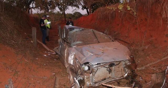Menores furtam carro em vazante e durante a fuga veículo capota e um adolescente morre