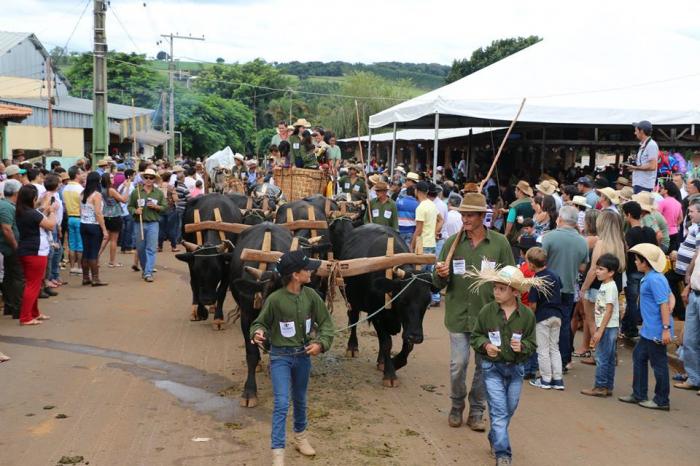 Distrito de Monjolinho de Minas realiza o 16º Encontro de Carros de Bois que teve recorde de participantes