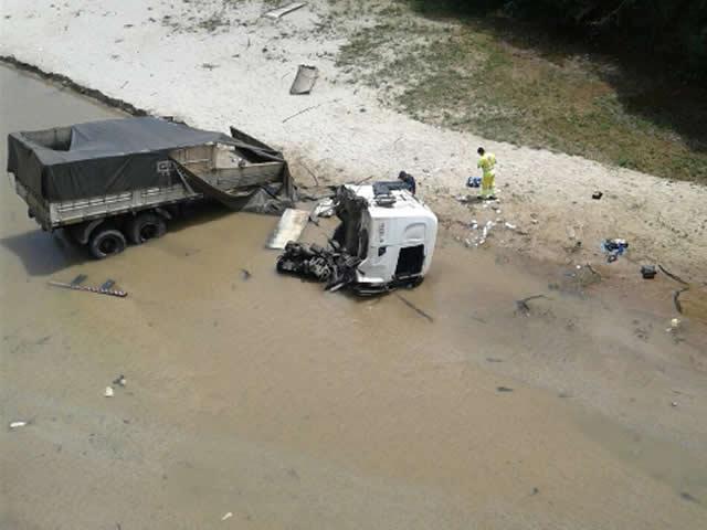 Carreta bitrem cai da Ponte do Rio da Prata e motorista fica gravemente ferido