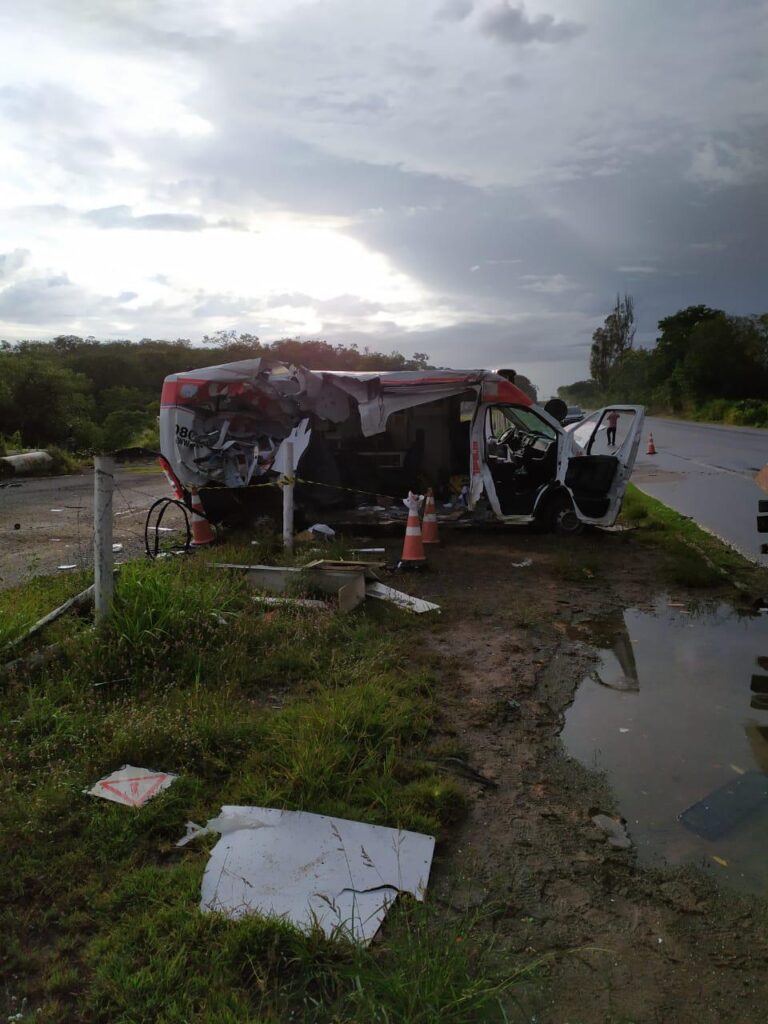 Duas pessoas morrem em acidente entre ambulância e moto na BR-251