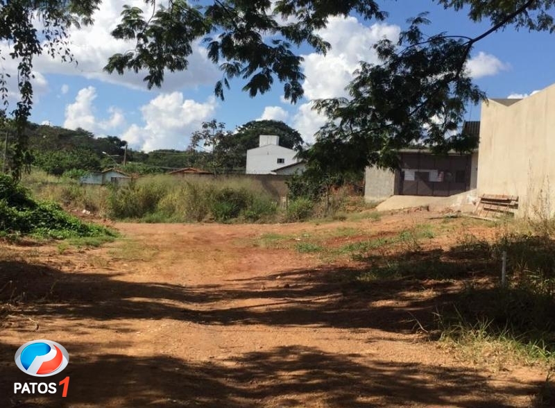 Moradores de Patos de Minas reclamam de esgoto despejado no Córrego Água Limpa