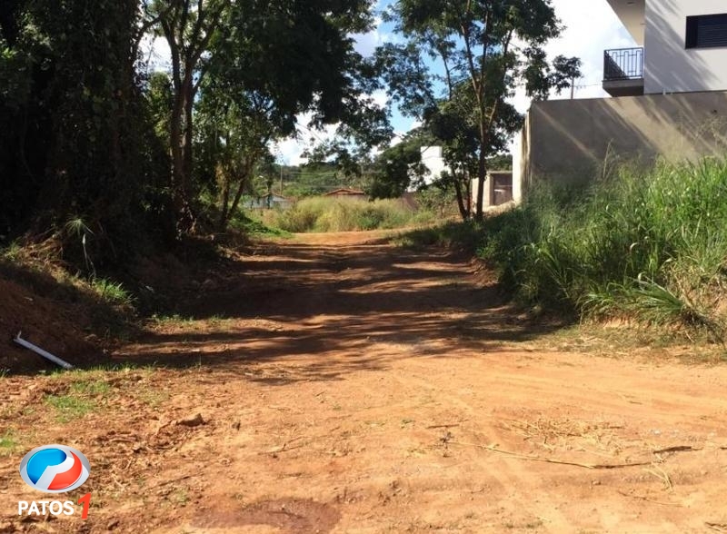 Moradores de Patos de Minas reclamam de esgoto despejado no Córrego Água Limpa