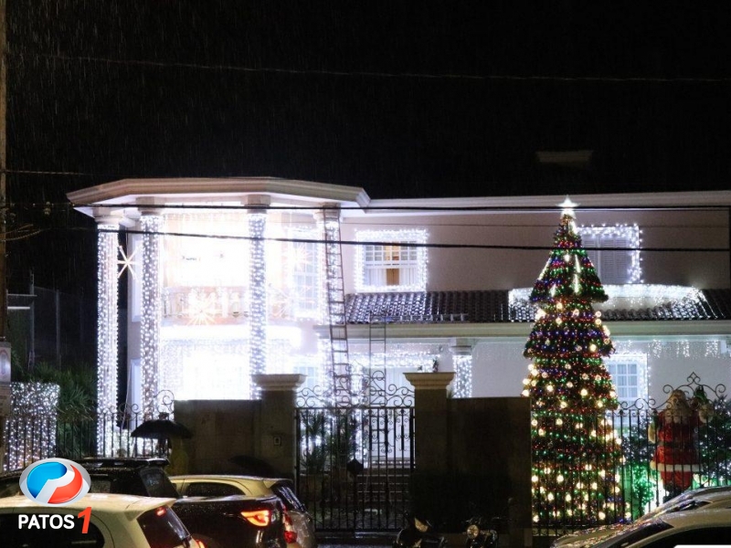 Papai Noel recebe a chave da cidade e Patos de Minas inaugura iluminação de Natal 