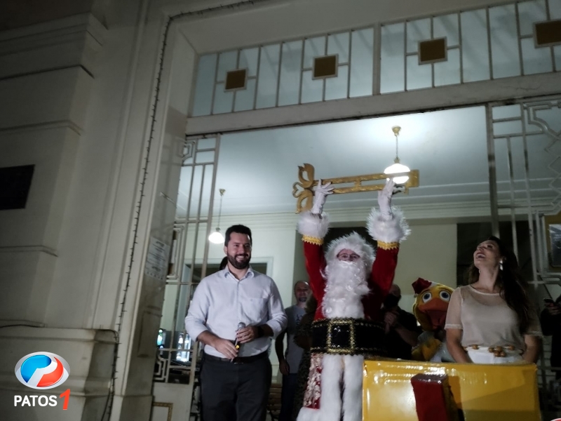 Papai Noel recebe a chave da cidade e Patos de Minas inaugura iluminação de Natal 