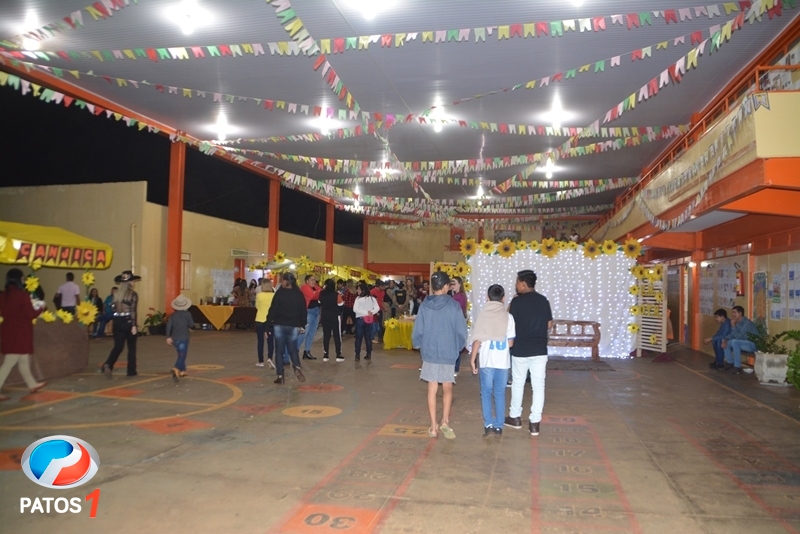 Escola Municipal Olegário Tupinambá Mundim realiza Festa Junina 