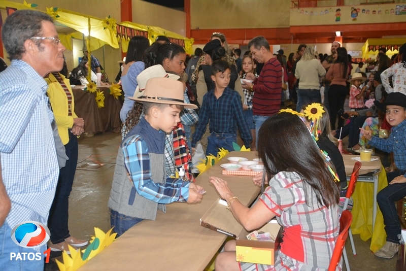 Escola Municipal Olegário Tupinambá Mundim realiza Festa Junina 