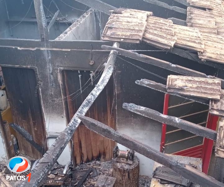 clique para ampliar Homem deixa residência na zona rural de Lagoa Formosa minutos antes dela ser destruída por descarga elétrica