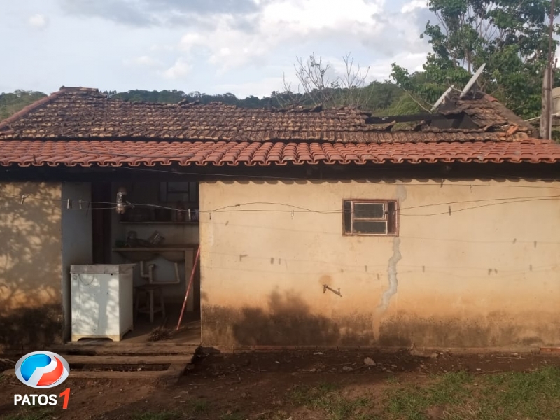 clique para ampliar Homem deixa residência na zona rural de Lagoa Formosa minutos antes dela ser destruída por descarga elétrica
