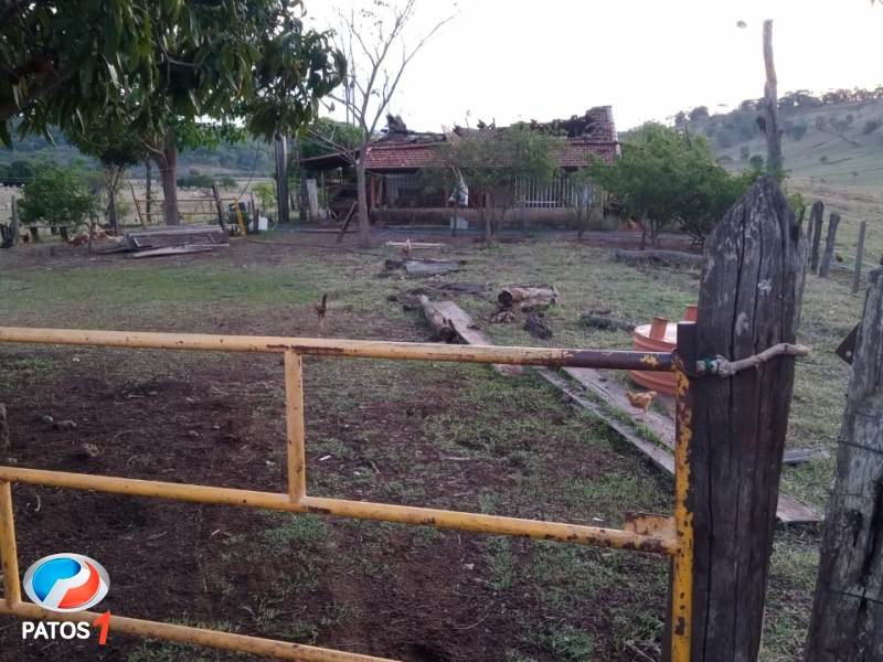 clique para ampliar Homem deixa residência na zona rural de Lagoa Formosa minutos antes dela ser destruída por descarga elétrica