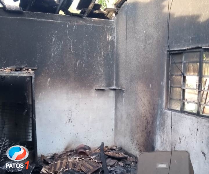 clique para ampliar Homem deixa residência na zona rural de Lagoa Formosa minutos antes dela ser destruída por descarga elétrica