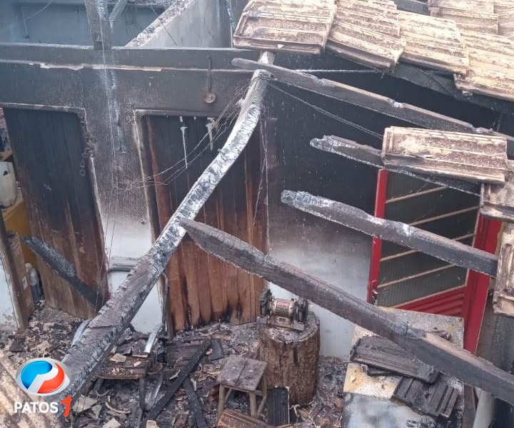 clique para ampliar Homem deixa residência na zona rural de Lagoa Formosa minutos antes dela ser destruída por descarga elétrica