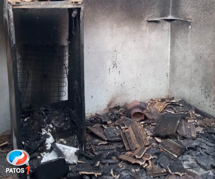 clique para ampliar Homem deixa residência na zona rural de Lagoa Formosa minutos antes dela ser destruída por descarga elétrica