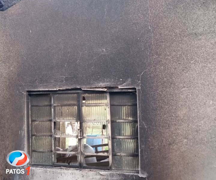 clique para ampliar Homem deixa residência na zona rural de Lagoa Formosa minutos antes dela ser destruída por descarga elétrica