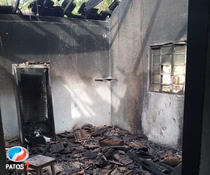 clique para ampliar Homem deixa residência na zona rural de Lagoa Formosa minutos antes dela ser destruída por descarga elétrica