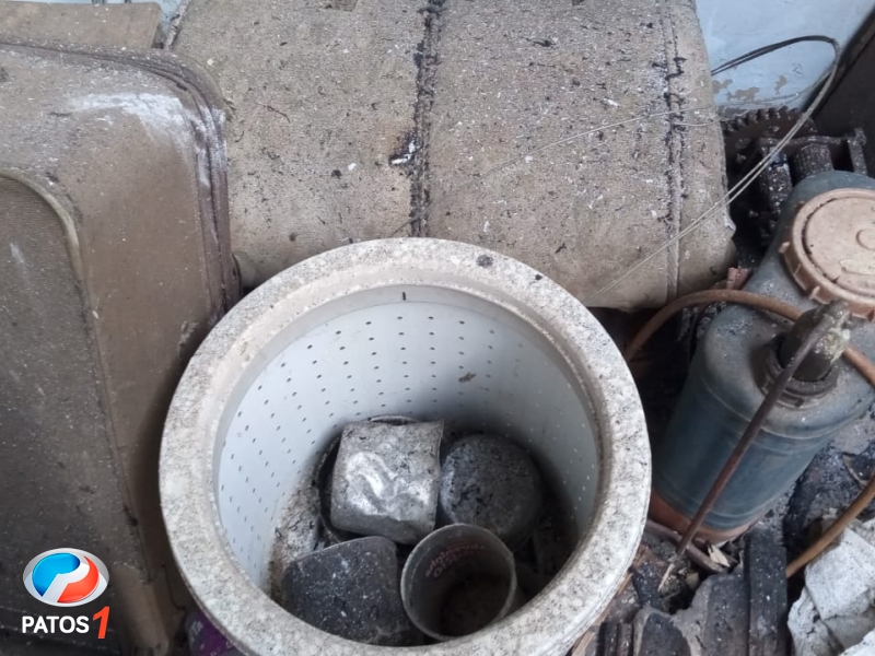 clique para ampliar Homem deixa residência na zona rural de Lagoa Formosa minutos antes dela ser destruída por descarga elétrica