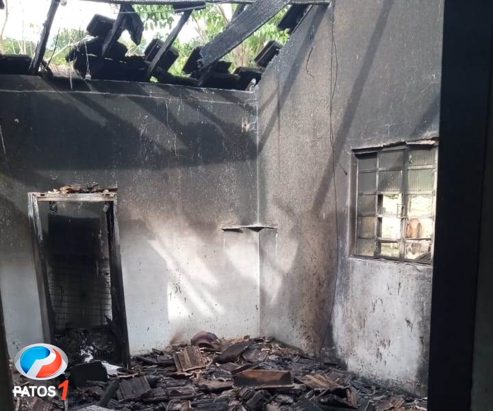 clique para ampliar Homem deixa residência na zona rural de Lagoa Formosa minutos antes dela ser destruída por descarga elétrica