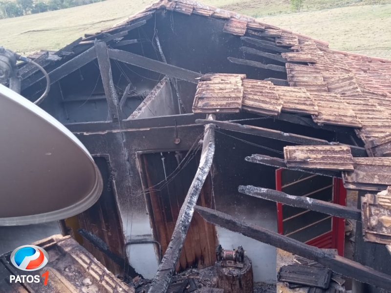 clique para ampliar Homem deixa residência na zona rural de Lagoa Formosa minutos antes dela ser destruída por descarga elétrica