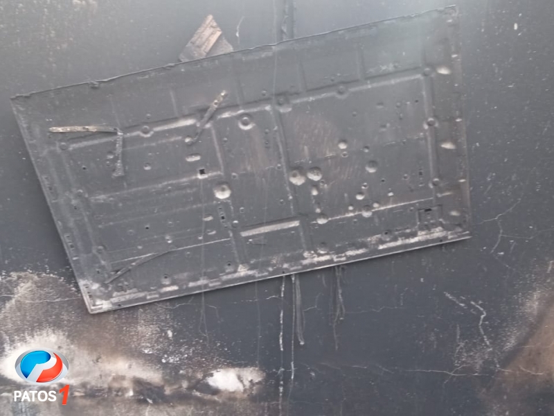 clique para ampliar Homem deixa residência na zona rural de Lagoa Formosa minutos antes dela ser destruída por descarga elétrica