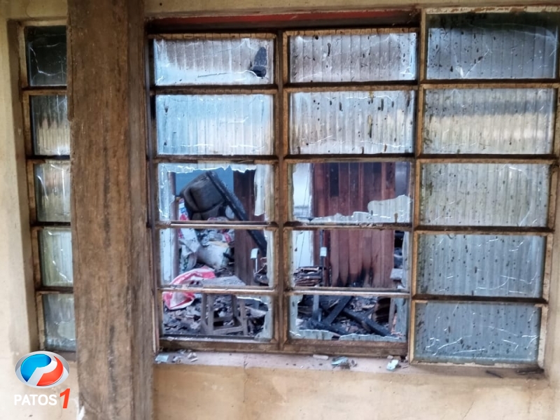 clique para ampliar Homem deixa residência na zona rural de Lagoa Formosa minutos antes dela ser destruída por descarga elétrica