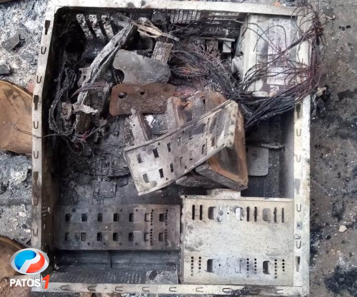 clique para ampliar Homem deixa residência na zona rural de Lagoa Formosa minutos antes dela ser destruída por descarga elétrica