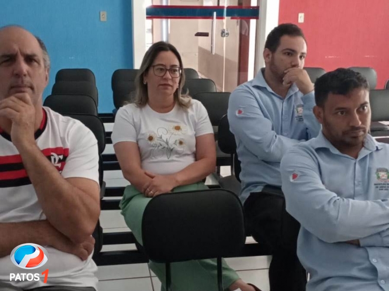 clique para ampliar Procurador do município de Lagoa Formosa faz reunião com vereadores para mostrar dados e recomendações do Ministério Público sobre o Canil