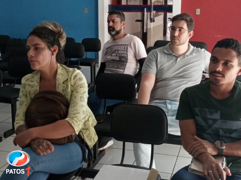 clique para ampliar Procurador do município de Lagoa Formosa faz reunião com vereadores para mostrar dados e recomendações do Ministério Público sobre o Canil