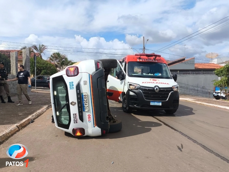 clique para ampliar Viatura da PM capota após ser atingida por veículo em que a condutora avançou uma parada obrigatória em Patos de Minas
