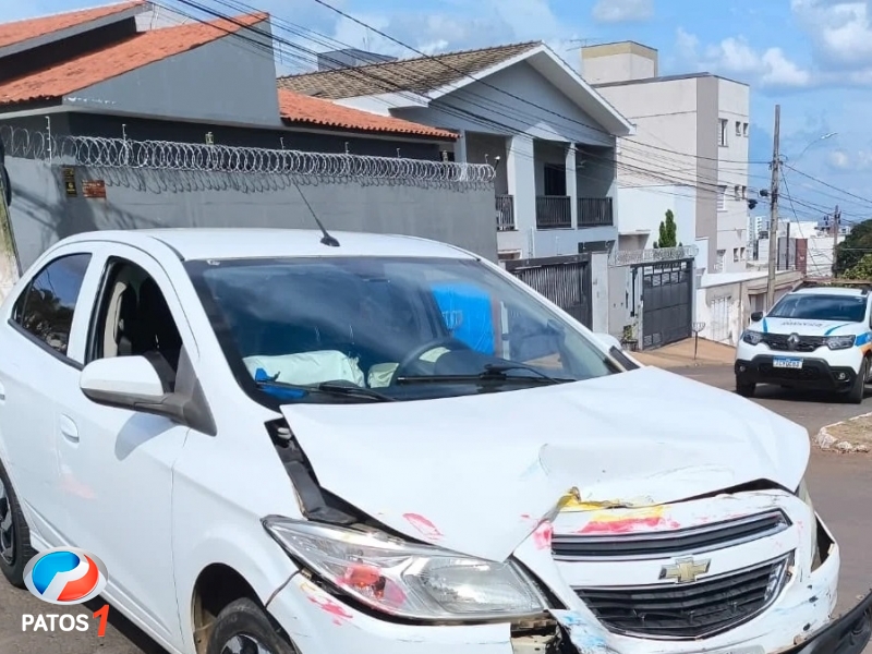 clique para ampliar Viatura da PM capota após ser atingida por veículo em que a condutora avançou uma parada obrigatória em Patos de Minas