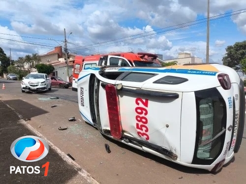clique para ampliar Viatura da PM capota após ser atingida por veículo em que a condutora avançou uma parada obrigatória em Patos de Minas
