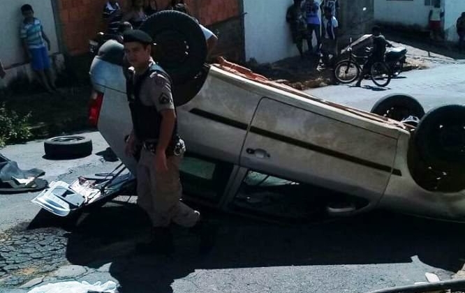 Grávida perde controle e capota carro no Bairro São José Operário