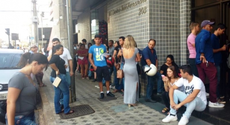 Termina na quarta: Eleitores fazem filas para regularizar título em Patos de Minas