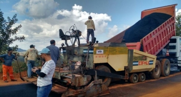 Prefeitura de Lagoa Formosa inicia nova etapa de pavimentação da estrada de Monjolinho