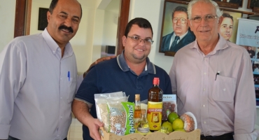 Padre Hemerson visita prefeitura e se emociona ao despedir de Lagoa Formosa