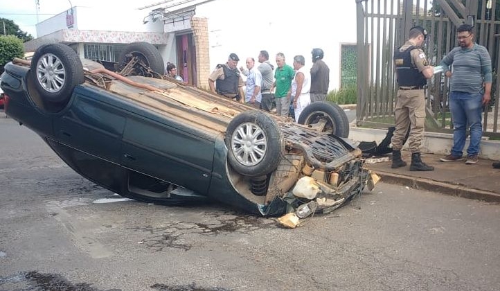 Motorista fica ferido em Patos de Minas após confundir freio com acelerador e capotar veículo