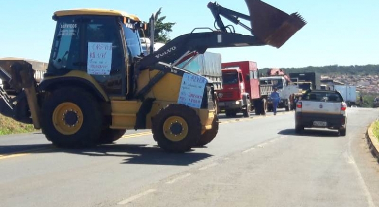 Caminhoneiros interditam MGC-354 no município de Presidente Olegário