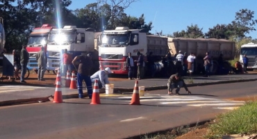 Manifestação de caminhoneiros continua na MGC-354 no município de Presidente Olegário