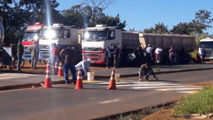 Manifestação de caminhoneiros continua na MGC-354 no município de Presidente Olegário