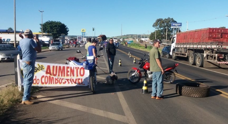 Caminhoneiros interditam BR 365 em Patos de Minas