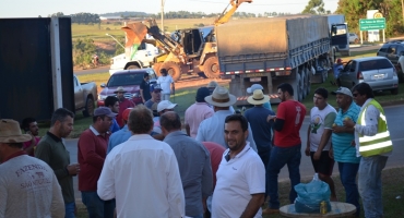 Empresários e pecuaristas de Lagoa Formosa realizam na BR-354 ato em apoio à greve dos caminhoneiros e promete distribuição de leite