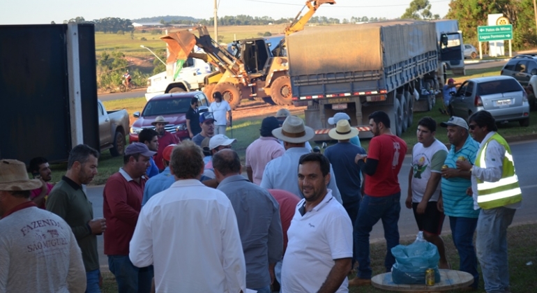 Empresários e pecuaristas de Lagoa Formosa realizam na BR-354 ato em apoio à greve dos caminhoneiros e promete distribuição de leite
