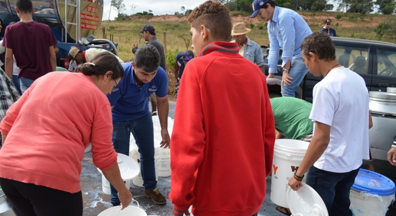Agropecuaristas de Lagoa Formosa distribuem 20 mil litros de leite à população em apoio à greve dos caminhoneiros 