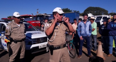 Caminhoneiros continuam com manifestação na MGC-354 em Presidente Olegário