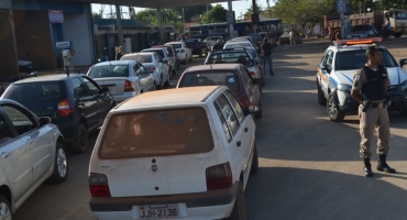 Proprietários de veículos de Lagoa Formosa passam a noite em filas na busca por combustível