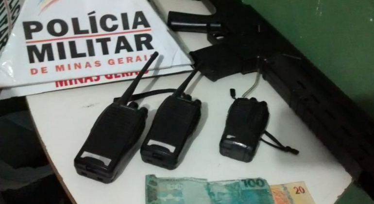 PM  de Patos de Minas cumpre mandado e apreende dinheiro falso e arma de pressão