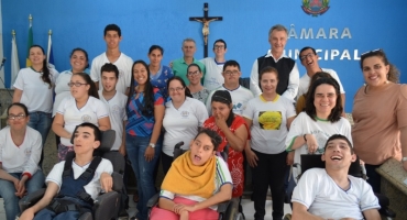 Alunos da APAE de Lagoa Formosa visitam a Câmara Municipal