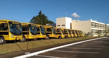 Governador visita Patos de Minas e entrega ônibus escolares e participa de comenda