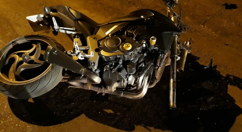 Roda dianteira de motocicleta se solta e fere condutor na cidade de Patos de Minas