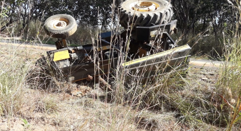 Mulher morre após automóvel colidir em traseira de trator na MG-410 no município de Presidente Olegário
